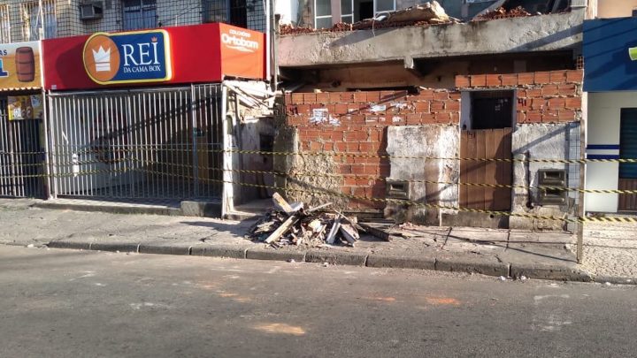 Varanda de imóvel desaba em rua principal da Boca do Rio