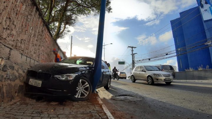 Motorista perde controle e bate em muro no Stiep; trânsito ficou lento no início desta manhã (16)