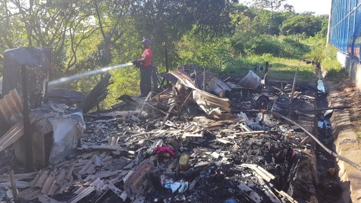 Incêndio destrói barraco de madeira no Curralinho; ninguém ficou ferido