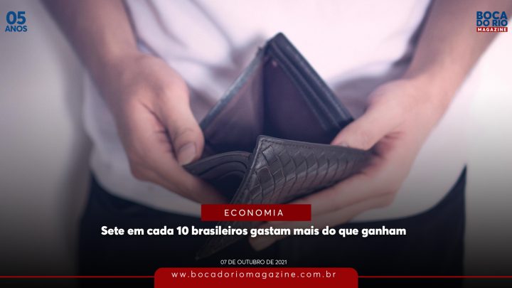 Sete em cada 10 brasileiros gastam mais do que ganham