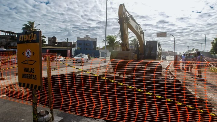 9 linhas de ônibus na Av. Octávio Mangabeira estão com trajeto alterado