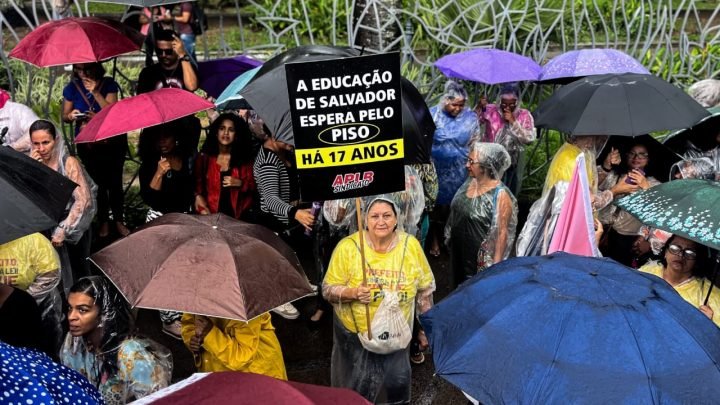 Professores da rede municipal de Salvador aprovam greve por tempo indeterminado