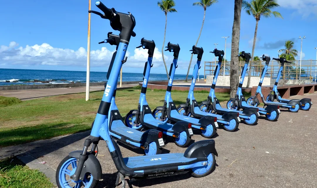 Secretaria de Mobilidade inicia instalação de áreas para estacionamento de patinetes elétricos em Salvador
