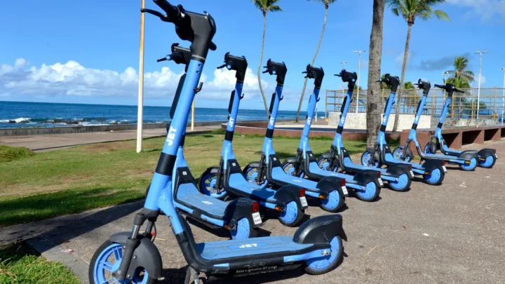 Secretaria de Mobilidade inicia instalação de áreas para estacionamento de patinetes elétricos em Salvador