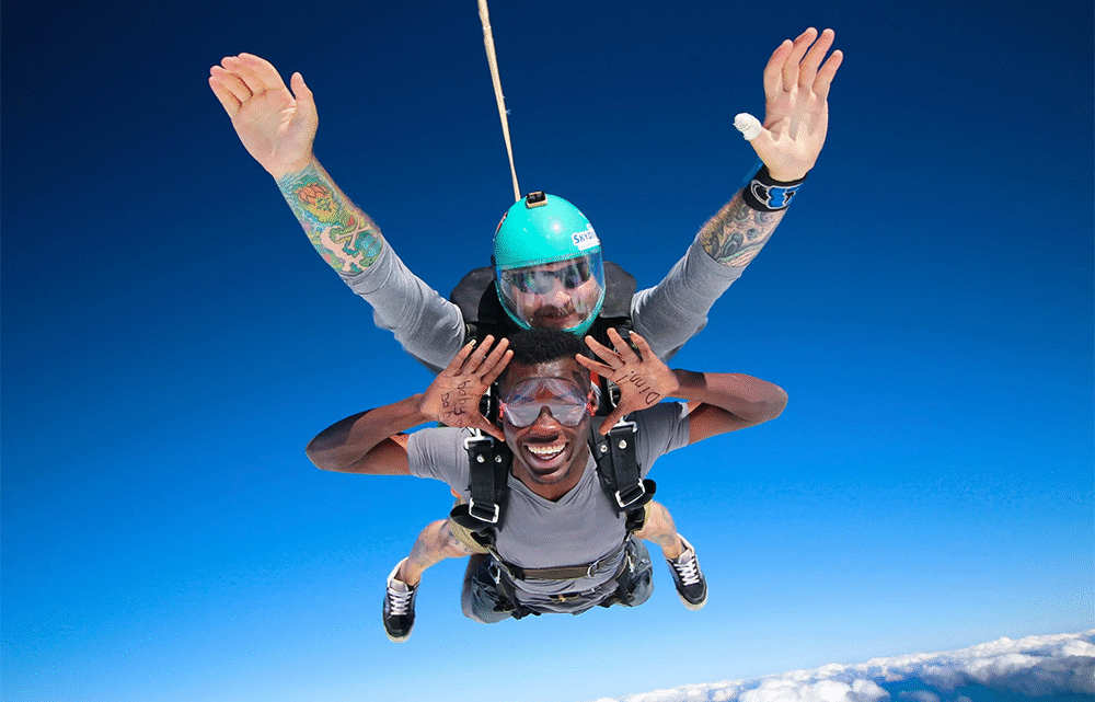 Salvador ganha nova atração turística com saltos de paraquedas para a orla da Boca do Rio