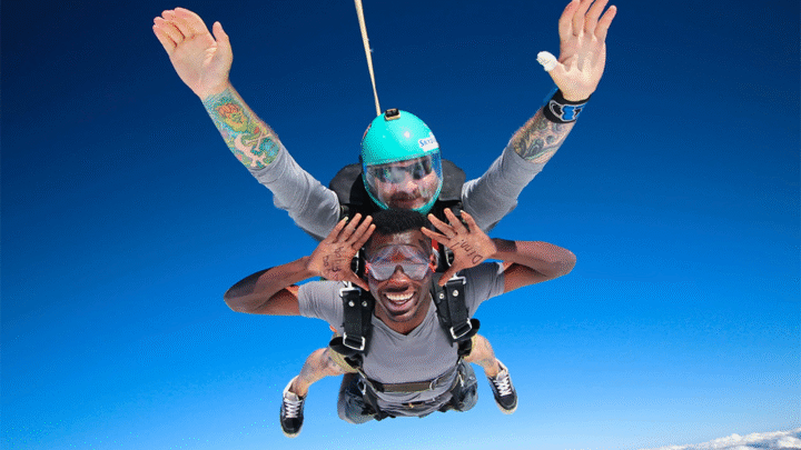 Salvador ganha nova atração turística com saltos de paraquedas para a orla da Boca do Rio