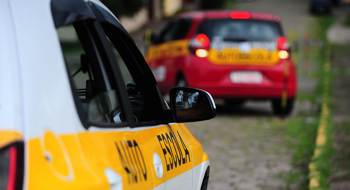 Contran aprova fim das aulas obrigatórias em autoescolas para tirar CNH