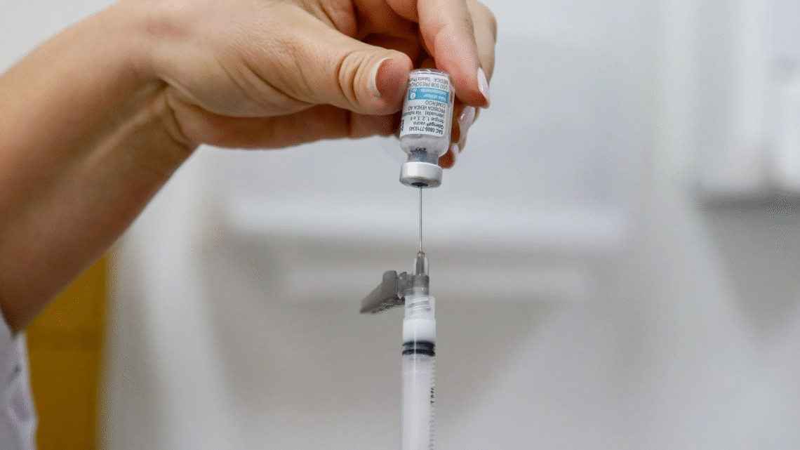 Ministério da Saúde inicia a entrega de 1,3 milhão de doses da vacina contra a dengue