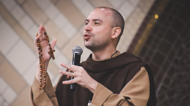 Frei Gilson fará show gratuito com missa e participação especial, na próxima quinta (25); veja programação