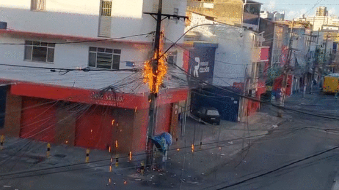 Fiação de postes na Rua Hélio Machado pega fogo, na manhã desta terça-feira (23)