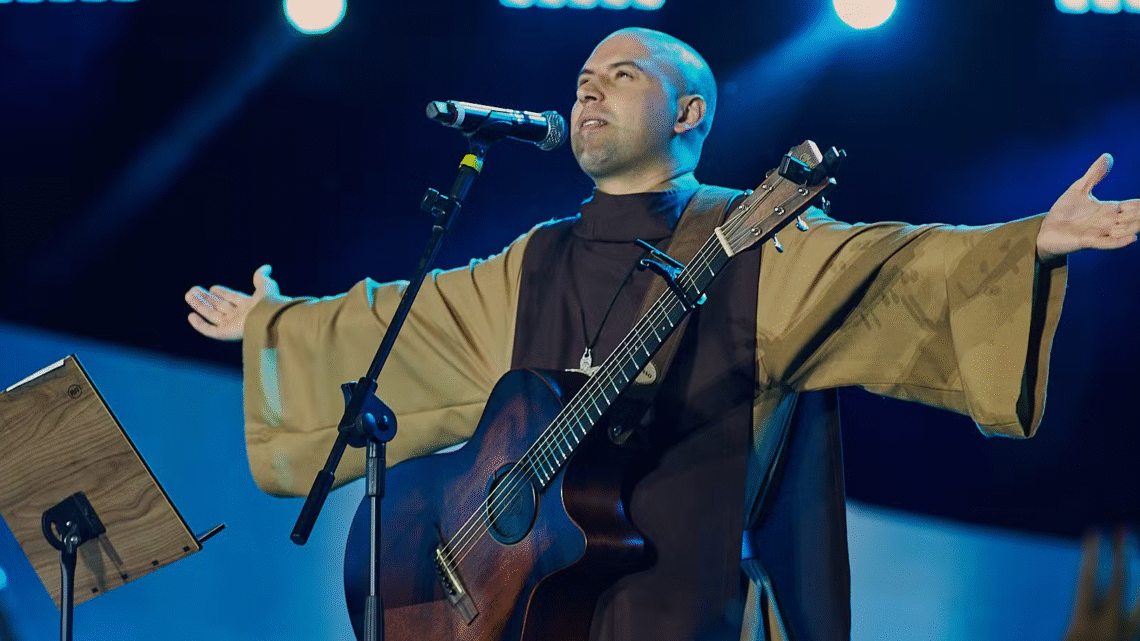 Show de Frei Gilson acontece nesta quinta (25), na Arena Canto da Cidade, na orla da Boca do Rio, em Salvador