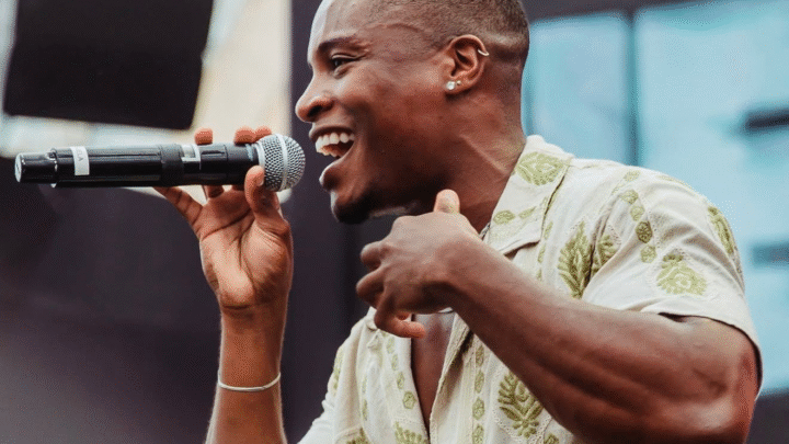 Verão Pé na Areia 2026 começa com show de Uel na orla de Salvador