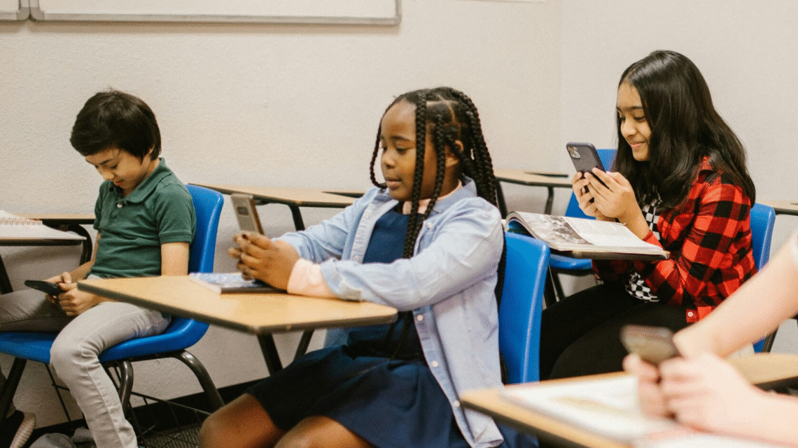 MEC fará pesquisa sobre restrição de celular nas escolas após 1 ano da lei