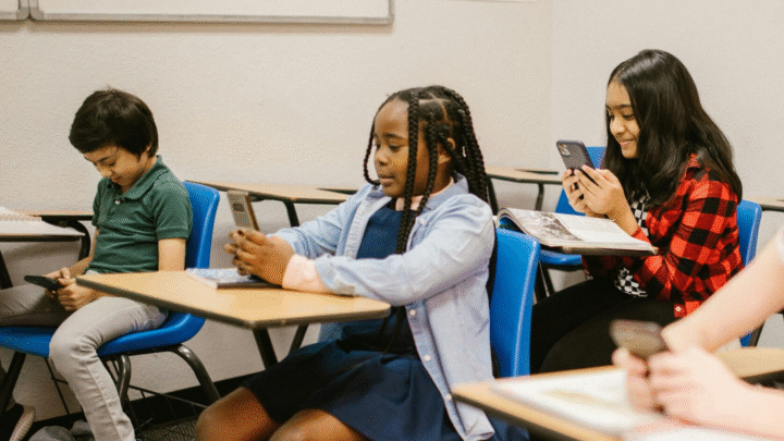 MEC fará pesquisa sobre restrição de celular nas escolas após 1 ano da lei