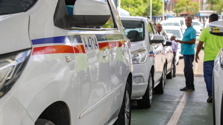 Táxis de Salvador já operam com novas tarifas após reajuste iniciado na sexta-feira (23); veja novos valores