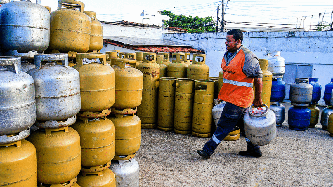 Gás de cozinha tem reajuste de 2,38% na Bahia e preço do botijão deve ficar até R$ 5 mais caro