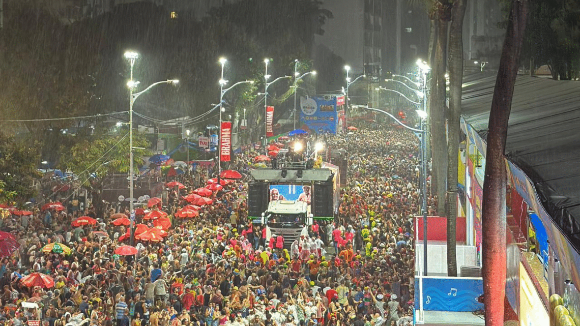 Chuva forte marca abertura do Carnaval de Salvador, mas foliões mantêm a festa