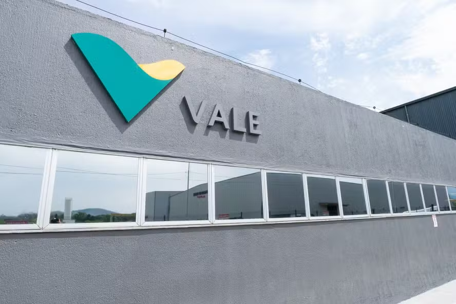 Vale (VALE3) teve prejuízo bilionário. É hora de comprar ou vender as ações? Apesar do resultado assustar, analistas consideraram o balanço bastante positivo