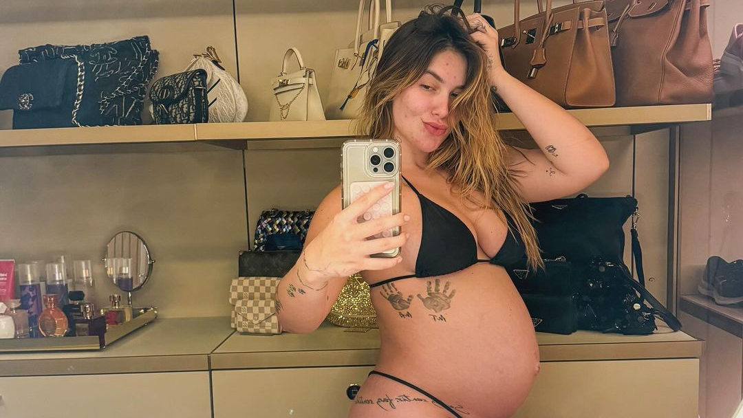 Virginia quebra o silêncio sobre suposta gravidez após barriguinha chamar atenção no Carnaval