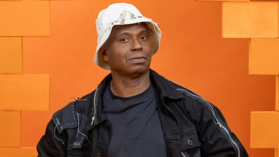 Edilson Capetinha é expulso do BBB 26 após empurrar Leandro durante briga na madrugada. Reality bate recorde de desclassificações.