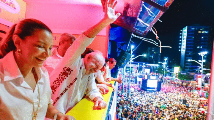 Lula acompanha Carnaval de Salvador no Campo Grande ao lado de Janja e Jerônimo Rodrigues