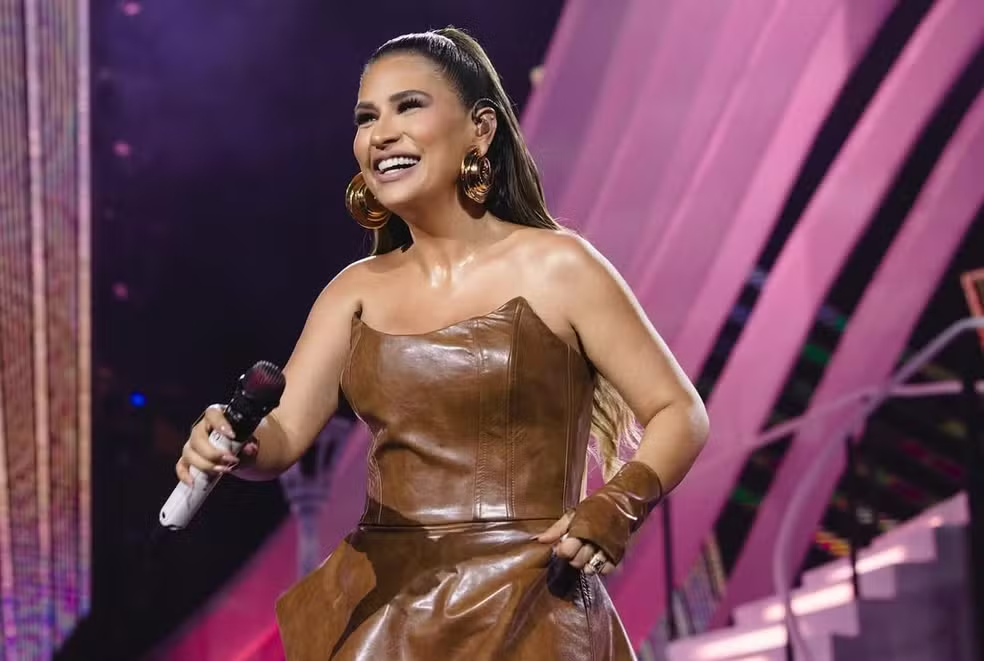 Quem canta hoje no BBB 26? Simone Mendes é a atração da festa deste sábado (14) e promete agitar a casa com seus maiores sucessos sertanejos.