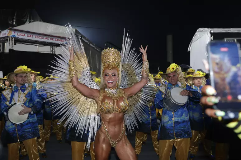 Rainha da Águia de Ouro diz que está mais leve para desfile após enfrentar câncer