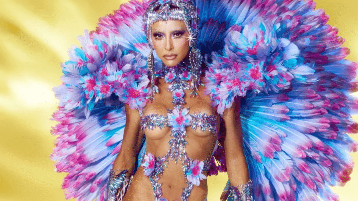 Sabrina Sato vira flor da floresta em uma de suas fantasias mais complexas no Carnaval de São Paulo