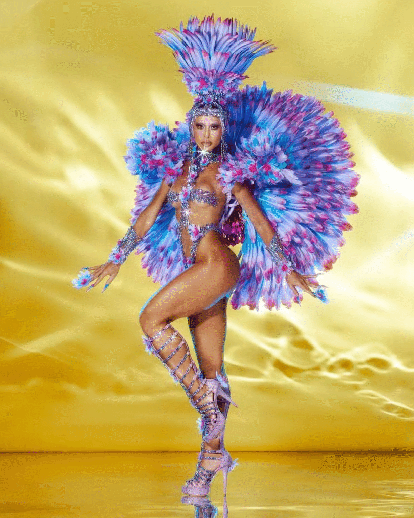 Sabrina Sato, rainha de bateria da Gaviões da Fiel, usa fantasia luxuosa de flor, inspirada na floresta e nos povos originários.