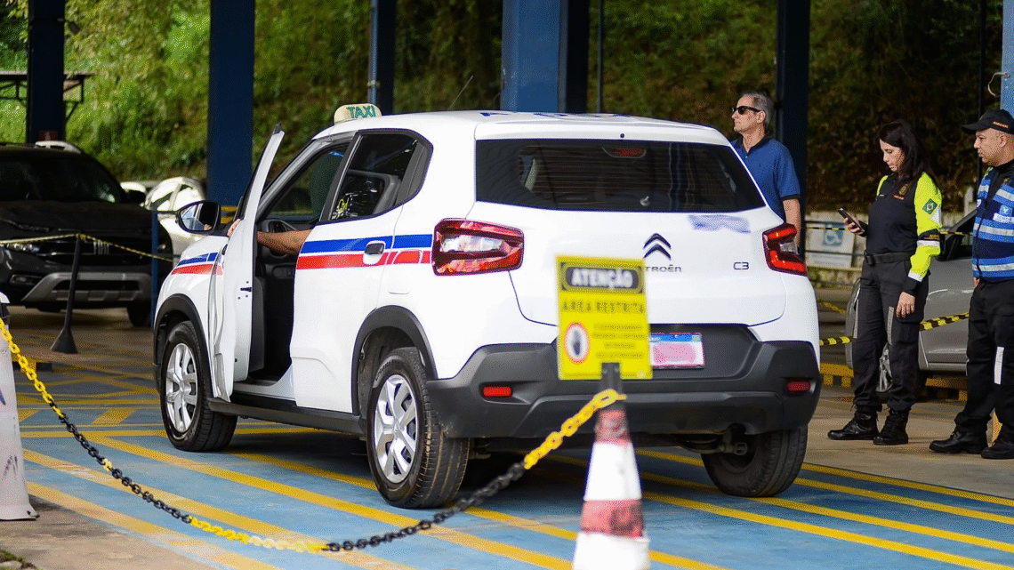 Fiscalização combate cobrança abusiva de taxistas durante o Carnaval de Salvador