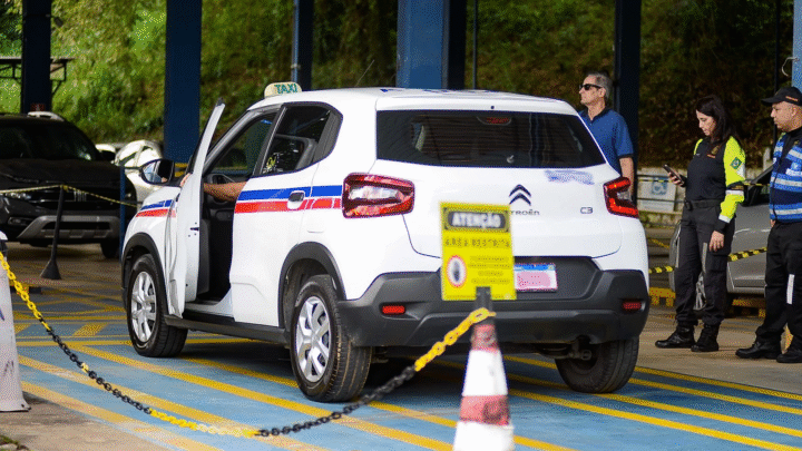 Fiscalização combate cobrança abusiva de taxistas durante o Carnaval de Salvador