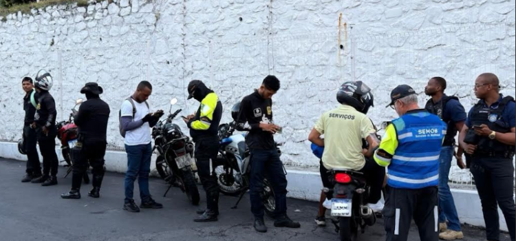 Fiscalização da Semob reforça combate à cobrança abusiva de taxistas e mototaxistas durante o Carnaval de Salvador, com notificações e pontos especiais de embarque.