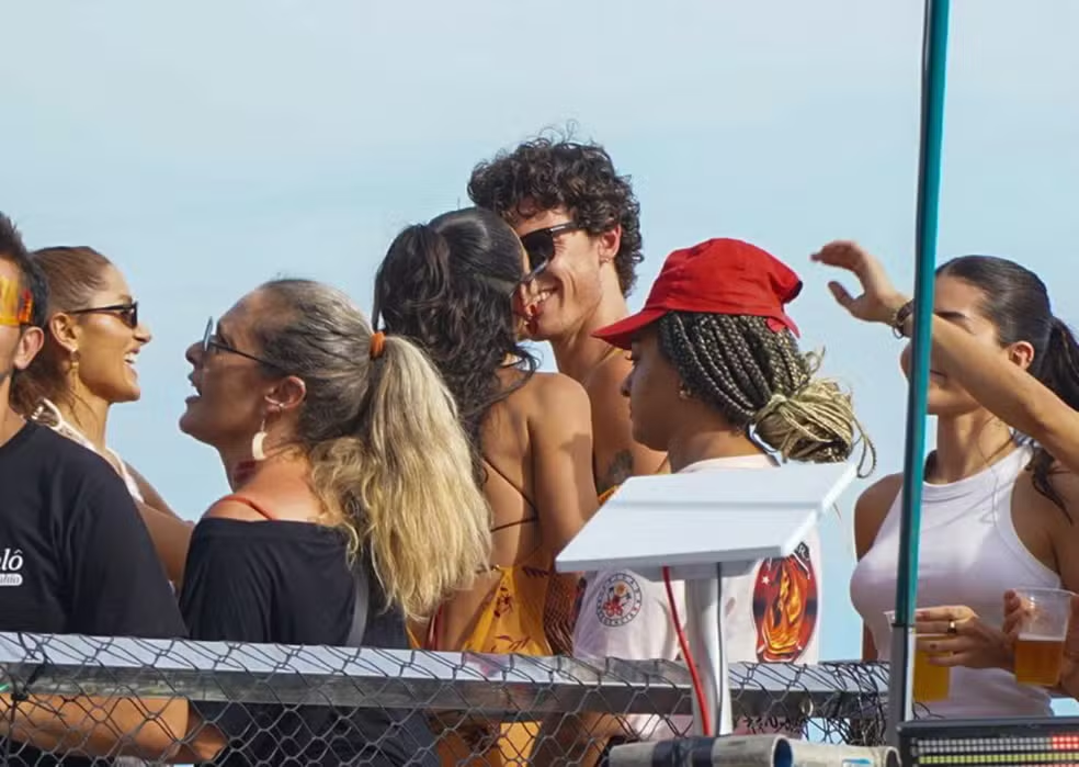 Bruna Marquezine canta “Chupa Toda” para Shawn Mendes no trio de Ivete Sangalo e diverte fãs no Carnaval de Salvador. Casal curtiu a folia com Sasha Meneghel e João Lucas.