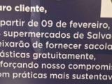 Rede de supermercados volta a cobrar por sacolas plásticas em Salvador e reacende debate sobre sustentabilidade e impacto no bolso do consumidor.