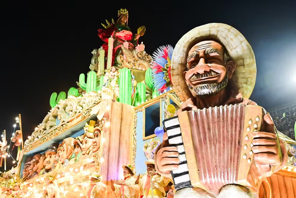 Oposição reage a desfile em homenagem a Lula na Sapucaí e critica possível uso político do Carnaval. Tema gera debate nacional.