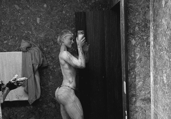 Seminua, Virginia descolore pelos em preparação para o Carnaval: “Ansiosa”