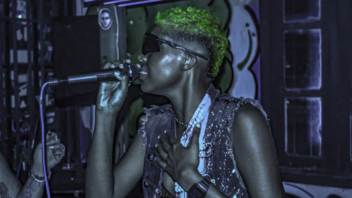 Artista de Cajazeiras, UNA lança EP sobre Inteligência Artificial com show no Rio Vermelho