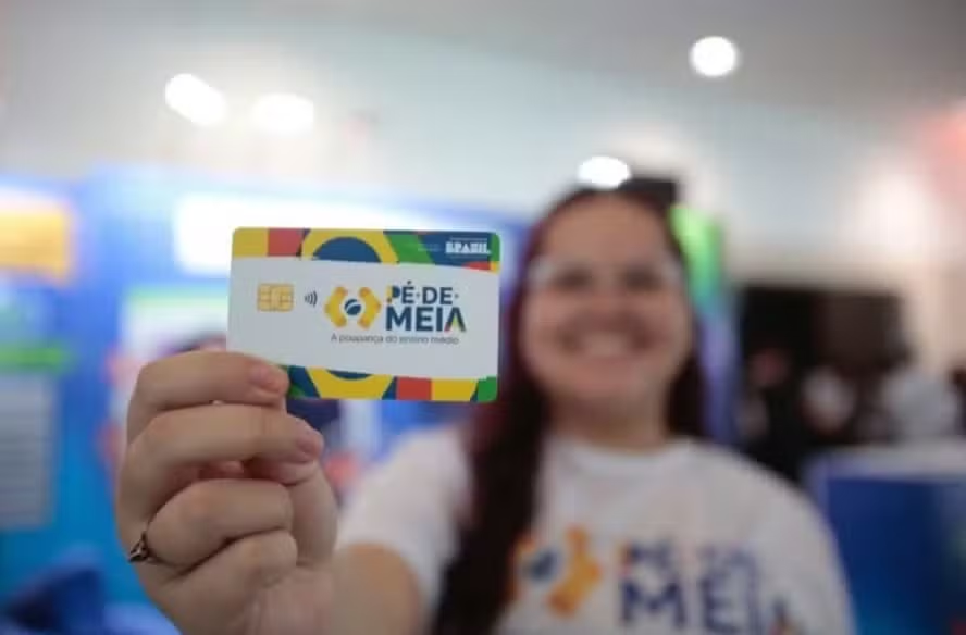 Cadastro do Pé-de-Meia Licenciaturas começa nesta terça-feira (17). Programa do MEC oferece até 12 mil bolsas para estudantes de licenciatura aprovados pelo Sisu, Prouni ou Fies.