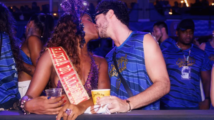 Assumidos! IZA beija muito João Vitor Silva em camarote do Rio de Janeiro