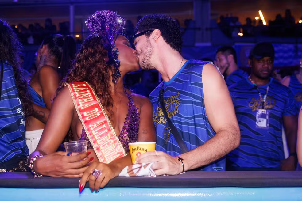 IZA e João Vitor Silva assumem romance ao trocar beijos em camarote do Carnaval do Rio. Casal chamou atenção durante a folia.