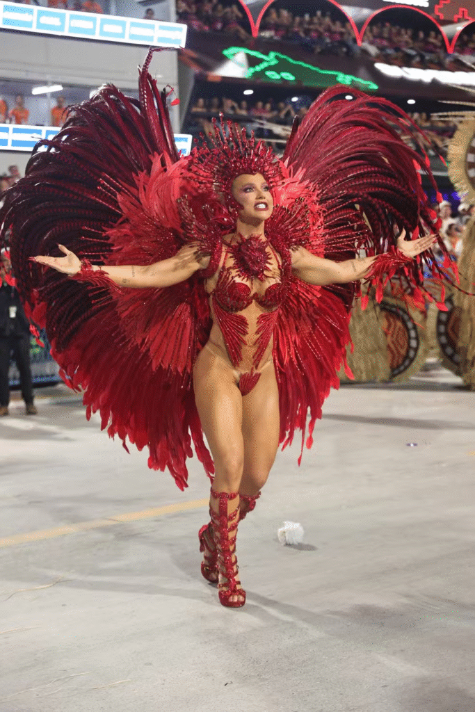 Virginia estreia como rainha de bateria da Grande Rio na Sapucaí, fala sobre emoção, críticas e recepção do público no Carnaval do Rio.