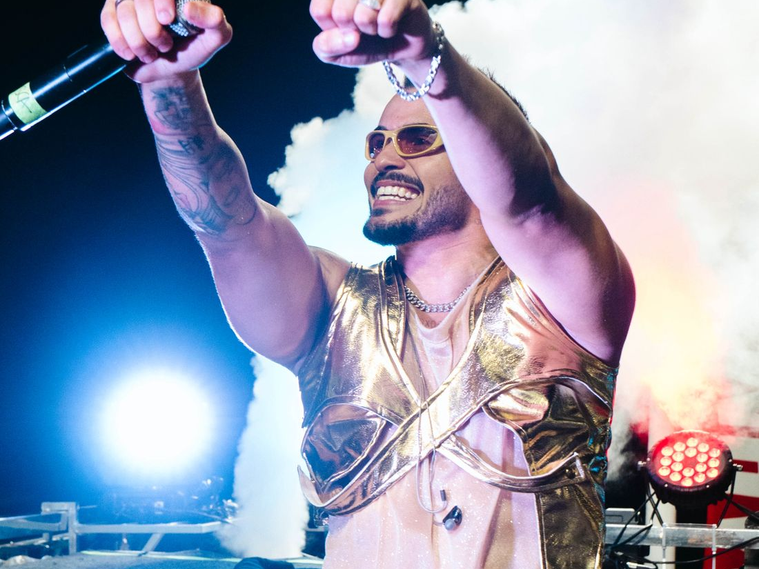 Enquanto Pedro Chamusca comandava o som para uma multidão de foliões, a emoção tomou conta da família, que estava no camarote acompanhando tudo de perto.