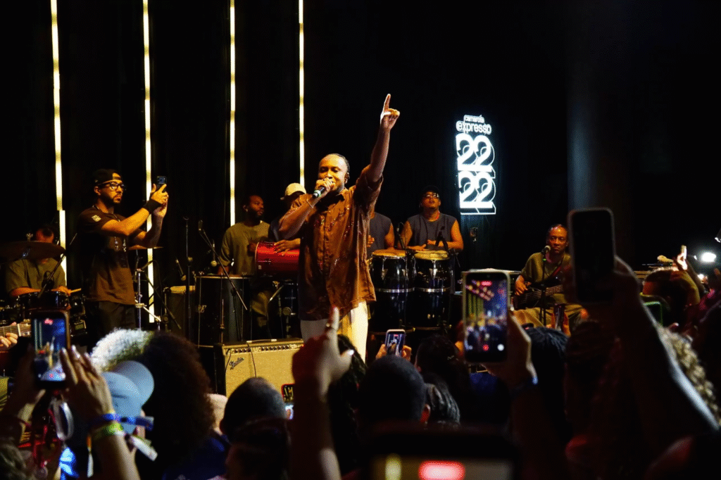 Thiaguinho faz participação surpresa no Palco 2222 e emociona público ao homenagear Preta Gil no Camarote Expresso 2222, no Carnaval de Salvador.