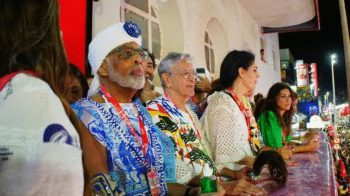 Gilberto Gil e Flora Gil levam Caetano Veloso e Paula Lavigne para assistirem a mais uma homenagem a Preta Gil no Carnaval de Salvador