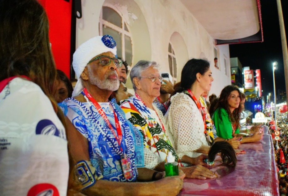 Gilberto Gil e Flora Gil levam Caetano Veloso e Paula Lavigne para assistirem a mais uma homenagem a Preta Gil no Carnaval de Salvador