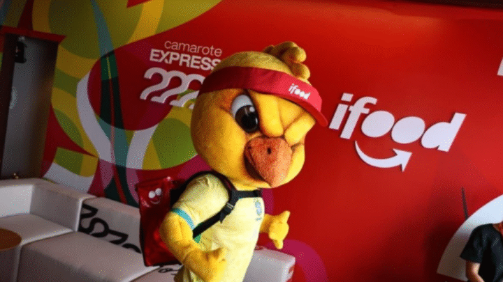 Canarinho no Carnaval: Mascote da Seleção desembarca em Salvador em ação do iFood e Expresso 2222