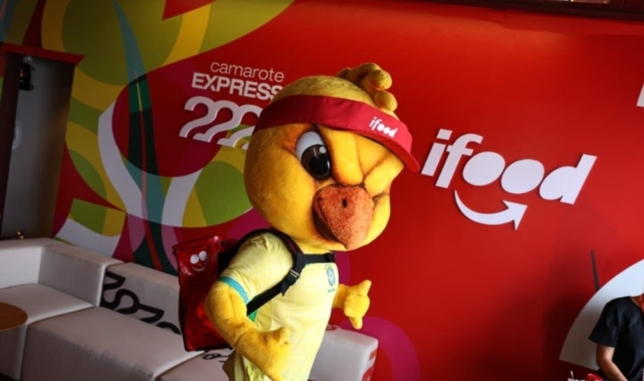 Canarinho no Carnaval: Mascote da Seleção desembarca em Salvador em ação do iFood e Expresso 2222