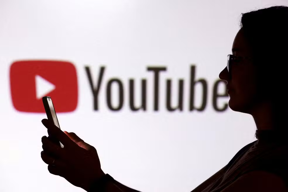 YouTube apresenta instabilidade global nesta terça-feira (17). Usuários relatam erros no aplicativo e página inicial fora do ar. Entenda o que aconteceu e a resposta do Google.