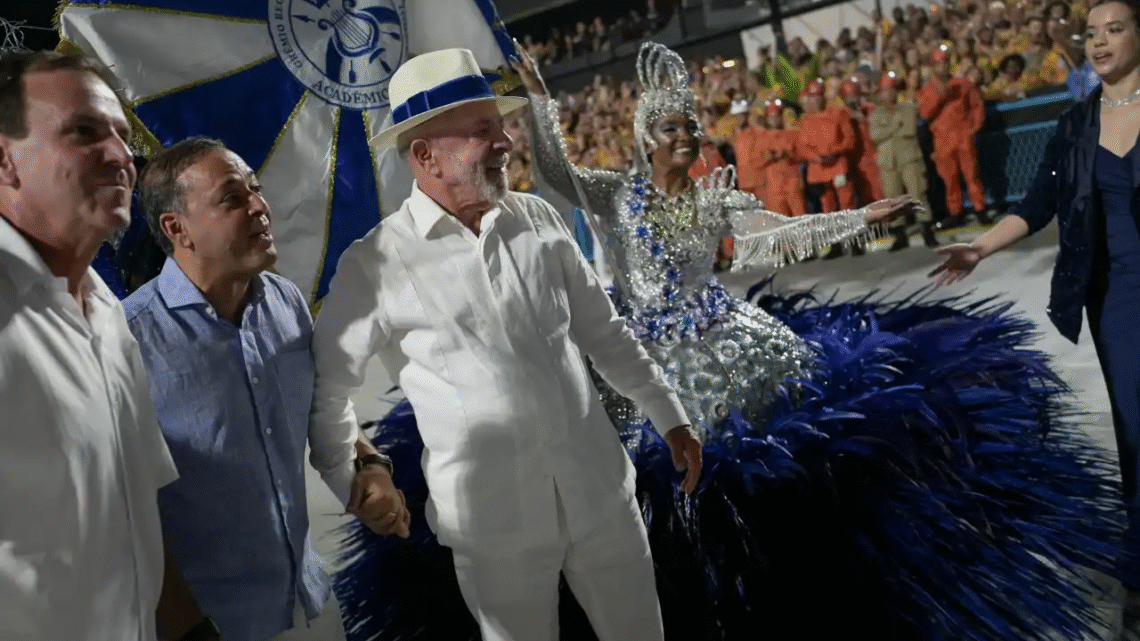Escola que homenageou Lula amarga último lugar na apuração do Carnaval do Rio