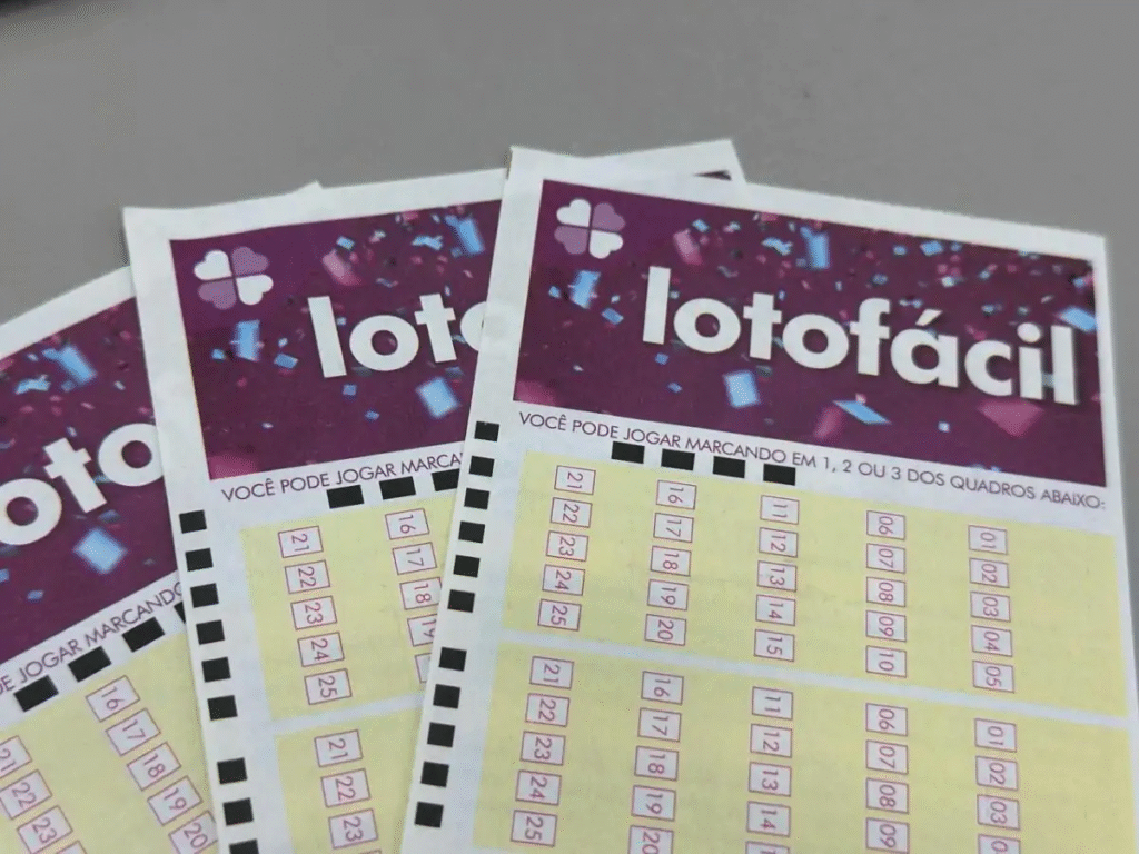 Confira o resultado da Lotofácil 3615 sorteado nesta quarta (18). Veja os números, as cidades dos ganhadores do prêmio de R$ 1,8 milhão e o rateio completo.
